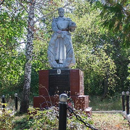 Памятник на братской могиле советских воинов. Село Кислин Маньковского района Черкасской области.  Фото не позднее 2021 года