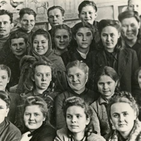 Валентин Иванович Шабуров русс-педаг училище 1939 г. 3 ряд первый слева