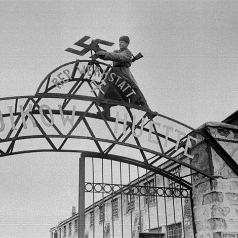Советский солдат срывает нацистскую свастику с ворот  металлургического завода им. Войкова в освобождённой Керчи. Апрель 1944.