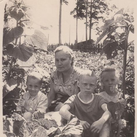 Мартынова О.М. в п Буланаш у подруги Х.В. Черевой. 1953 г.