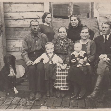 Богданов Василий Ильич, семейное фото. 07.06.1941 г., перед отправкой в лагеря.