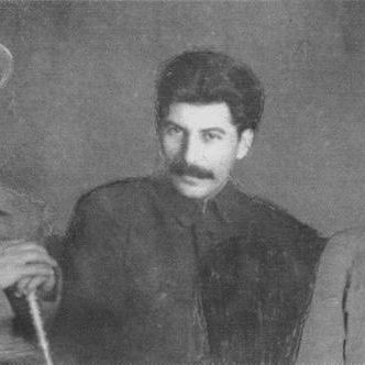 Слева направо: К.Е. Ворошилов, И.В. Сталин, Артем (Ф.А. Сергеев).