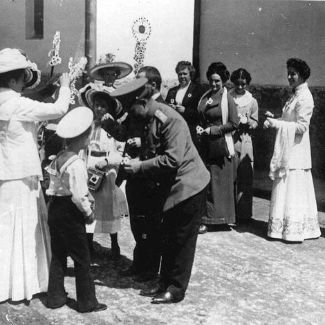 Царская семья во время праздника Белого цветка, Ливадия, апрель 1912 года