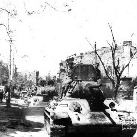 Танки Т-34 на улице освобожденного Севастополя. Май 1944.