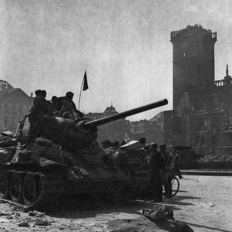 Танк Т-34-85 29-й гвардейской мотострелковой бригады 10-го гвардейского Уральского добровольческого танкового корпуса на площади Праги.
