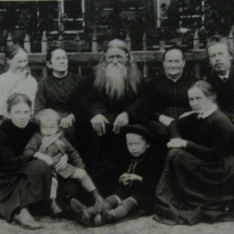 Александр Попов с отцом, матерью и родней(крайний справа во втором ряду)