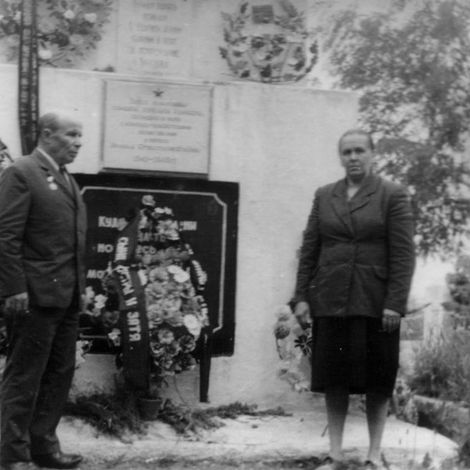 Свалова М.Т. и Свалов И.И. возле братской могилы (июль 1974 год)