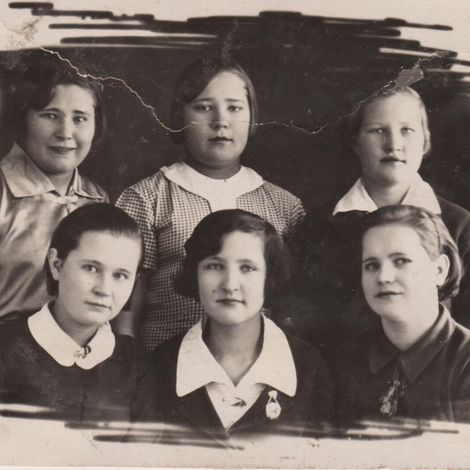 Мартынова О.М. - студентка Ирбитского педагогического училища.  1940-е годы. В центре, 2-й ряд.