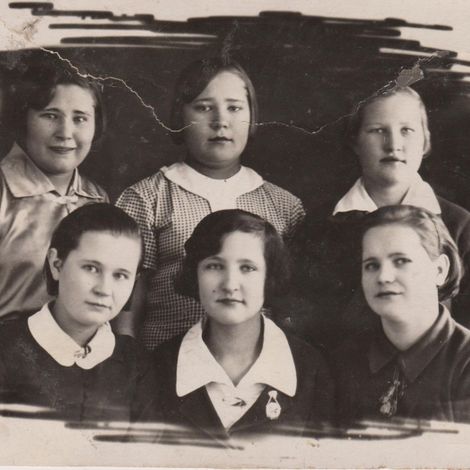 Мартынова О.М. в юности (в центре 2-й ряд). Нач. 1940-х гг.