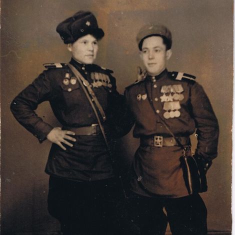 Исупов Аркадий Фарламович (справа) с другом.
