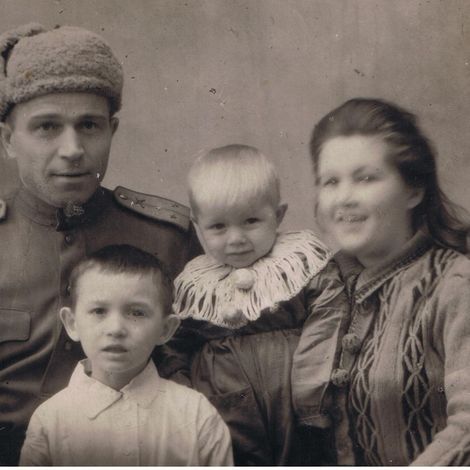 Доможиров П.К. с женой Валентиной Андреевной и детьми Юрием и Борисом. г. Артемовский, 1945 г.