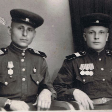 Глушков Петр Иванович, справа.
