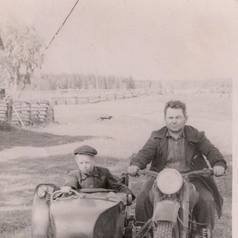 2. Бабкин Евгений Герасимович на мотоцикле с сыном Владимиром. 1940-е  гг.