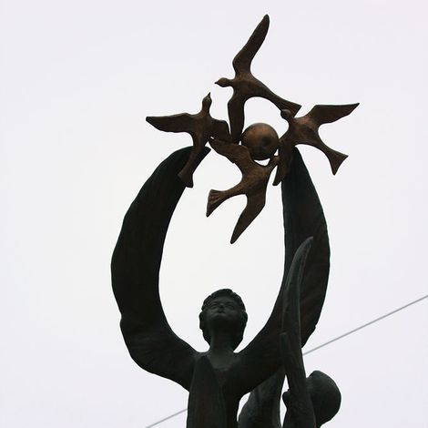 Памятник работы Церетели&nbsp;символизирует улетающие в небеса души погибших в Беслане детей.&nbsp;