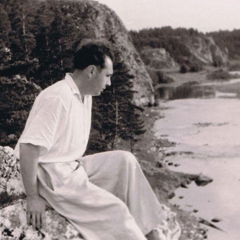 Абдулин Фарсан Газизович, сидящий на камне