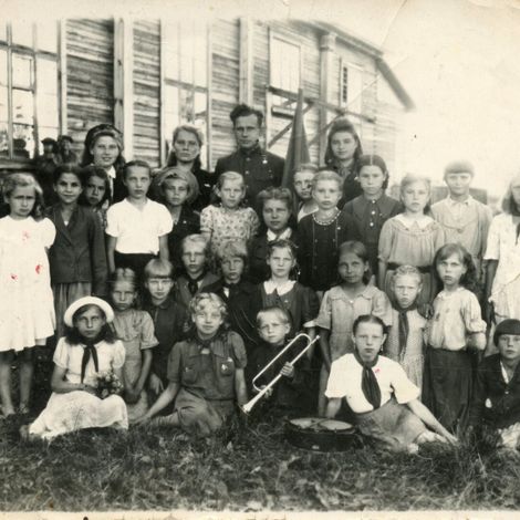 Шабуров В.И. на встрече с детьми в пионерском лагере. 1947 г.