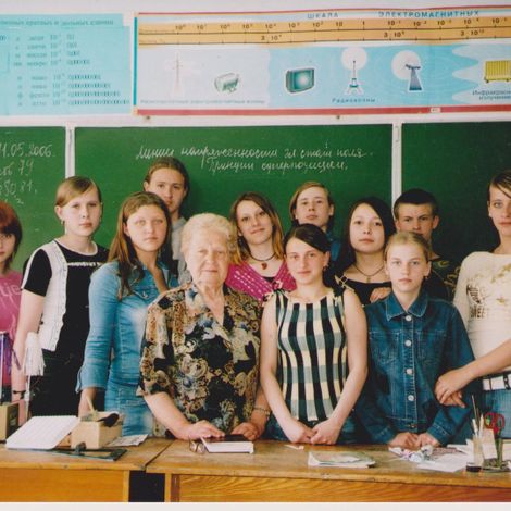 Мартынова О.М. на встрече с учащимися - читателями ее книг в школе №1. 2000-е гг.