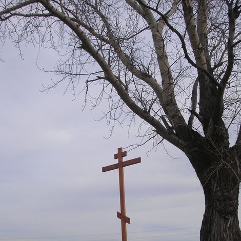 Памятный крест близ села Родники.