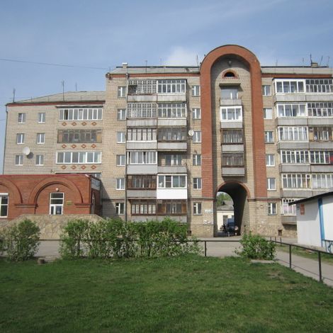 6-ти этажный дом с аркой по ул. Банковской