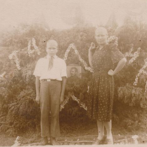 Аникин Александр с сестрой О.М. Мартыновой, ст.воспитателем пионерского лагеря Сокол. 1951 г..jpg