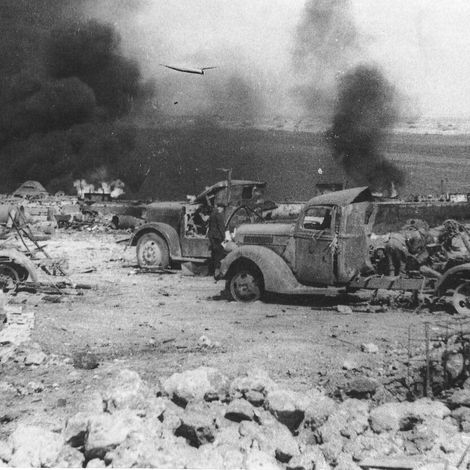 Уничтоженная немецкая техника на берегу Казачьей бухты в Севастополе. Май 1944.
