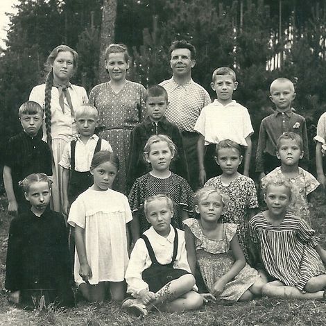 В пионерлагере Салют 2-я слева стоит Лапина Елена Филипповна. 1950-е годы