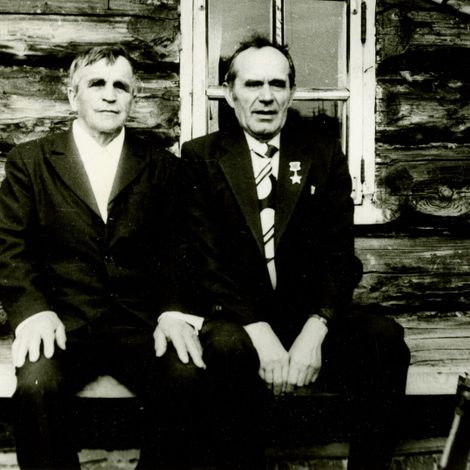Братья Шабуровы Валентин Иванович (справа) с двоюродным братом   Артемом Степановичем. 1980-е гг.