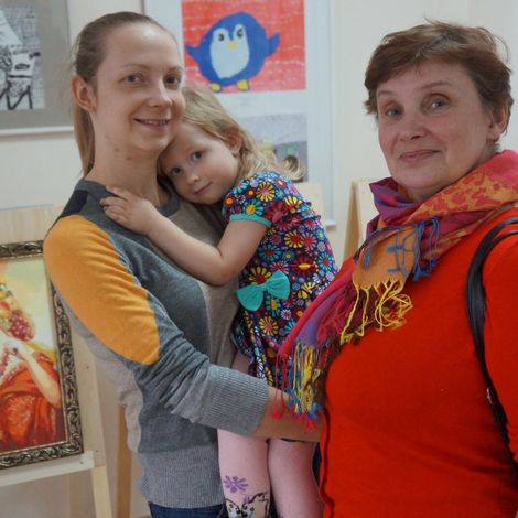 Гости праздника - художник и мастерица Ирина Зуева с семьей.