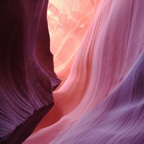 Розовый каньон словно сшит из легкой ткани