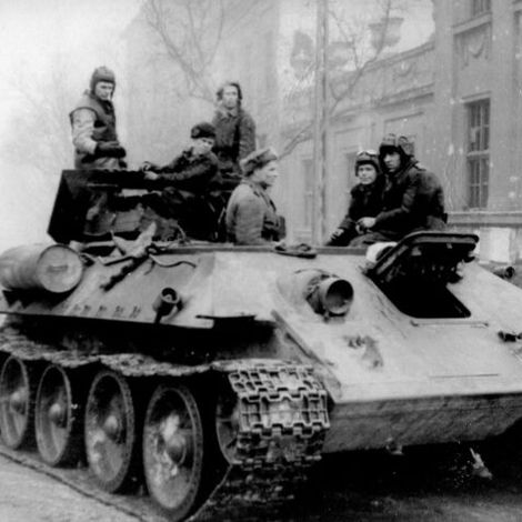 Советские танкисты на броне эвакуационной машины на базе танка Т-34 на улице Будапешта.
