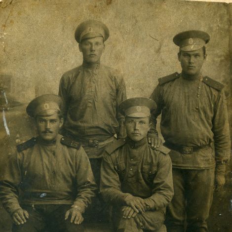 Абакумов Никита Васильевич, 1914 г. Стоит справа. Из  архива семьи Пономаревой Тамары Александровны.