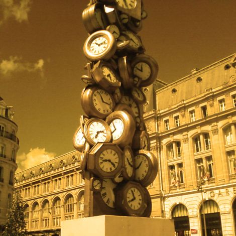 «Часы у вокзала Сен-Лазар, Париж».