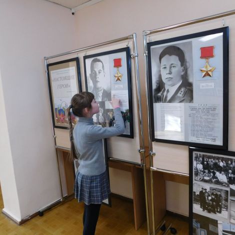 Выставка «Настоящие Герои в одной из школ Артемовского района.