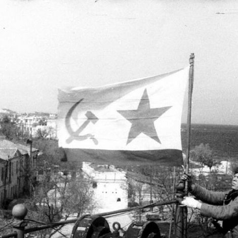 Морской пехотинец устанавливает советский военно-морской флаг в освобожденном Севастополе. Май 1944.
