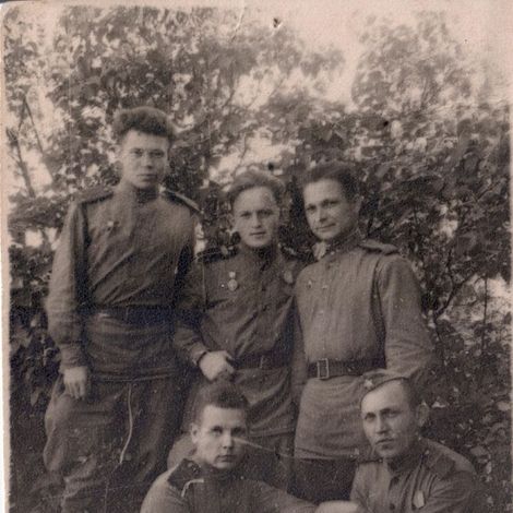 Работники штаба  батальона танкового корпуса. Зырянов М.И. стоит первый справа. 1945г.