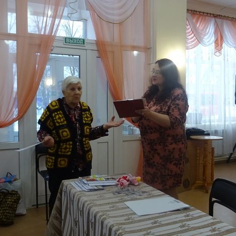 Старейшая рукодельница клуба Маргарита Сергеевна Воробьева.