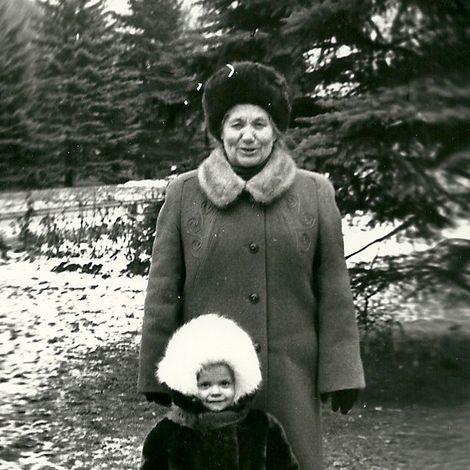 Лапина Е.Ф. с внуком Сашей. Январь 1990 г.