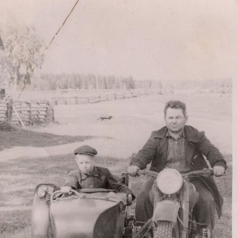 Евгений Герасимович Бабкин на мотоцикле с сыном Владимиром. 1940-е годы.