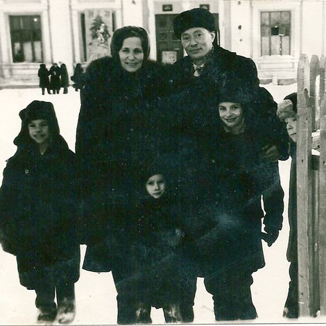 Лапина Е.Ф. с семьей. 1950-е -1960-е гг.