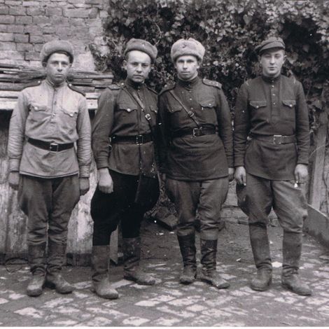 Энгельс Леонид Исаакович - участник освобождения Австрии (слева).  Фото сделано 9 января 1945 г. на территории Австрии.