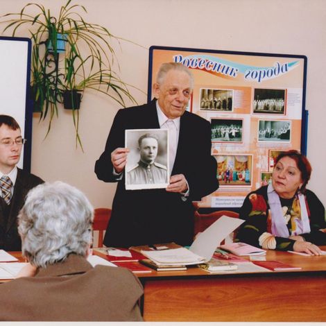 Встреча с Брылиным А.И. в Городском архиве. Фото Соколова Э.Л., около 2008 г.