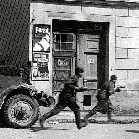 2. Советские солдаты атакуют под прикрытием бронетранспортера M3 Scout Car американского производства в австрийском городе. 1945 г.