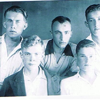 Овчинников Леонид Алексеевич слева сидит , пропал без вести на фронтах Великой Отечественой войны.