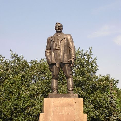 Памятник Артему в Донецке.