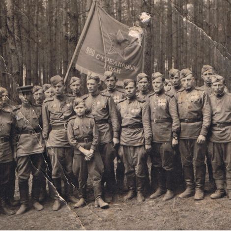 Лукиных Андрей Андреевич у знамени 920-го стрелкового полка. Германия, 1945 г.