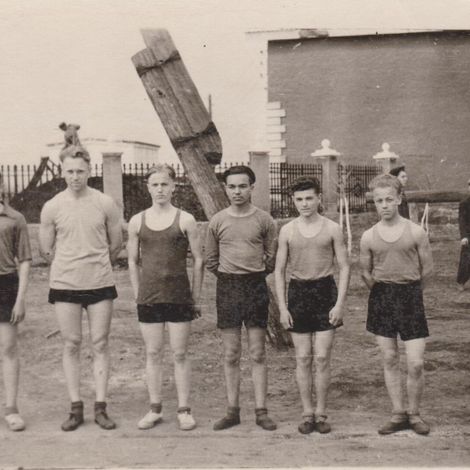 Аникин А.И. в составе команды Богдановического горного техникума ( 1-й слева). 1954г..jpg