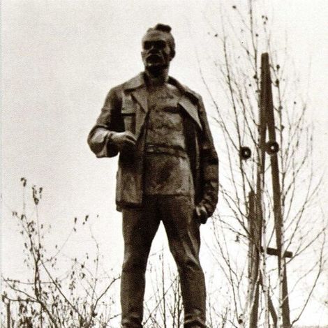 Памятник Артему на территории АМЗ. Фото 1970-80-х годов из фондов заводского музея