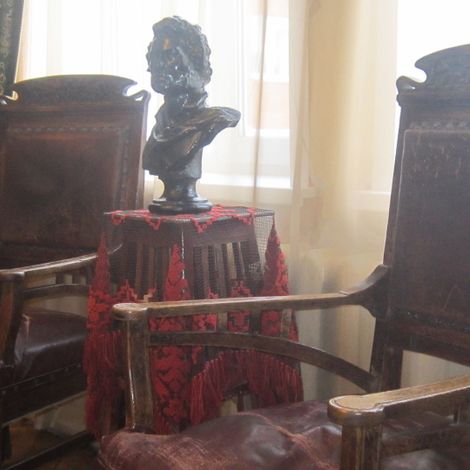 Кресла из кабинетного гарнитура. Выставка «Живая старина».