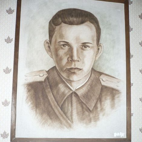 Спицын С.М. Портрет Героя в Артемовской средней школе №1, где он учился.