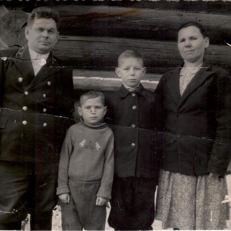В.Е. Бабкин с родителями и братом Александром. 1940-е годы.